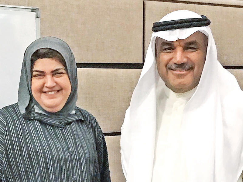 هدى العمار وبوزبر اثناء حضورهما ورشة «تيسول»