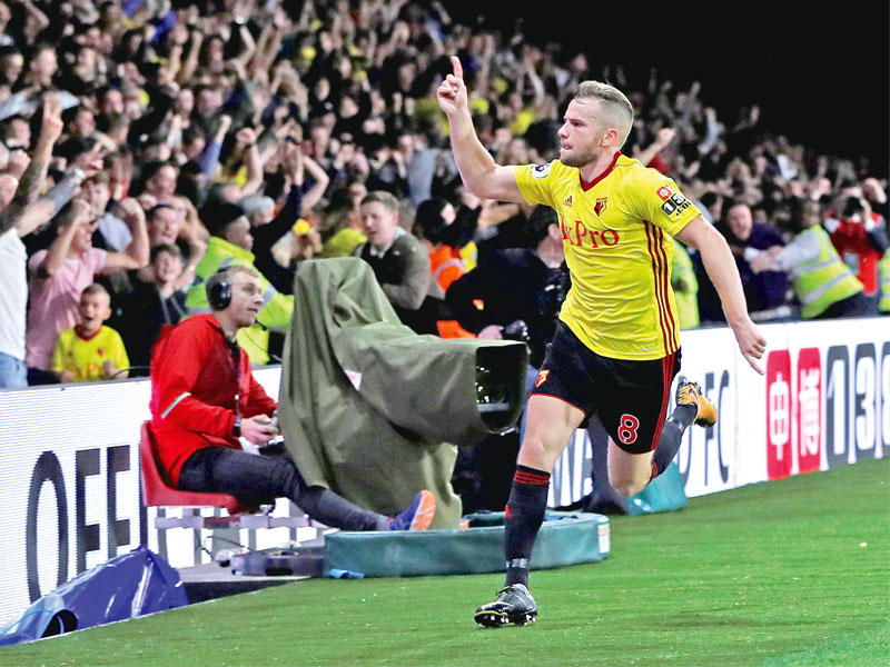 كليفرلي يحتفل بهدفه في مرمى أرسنال