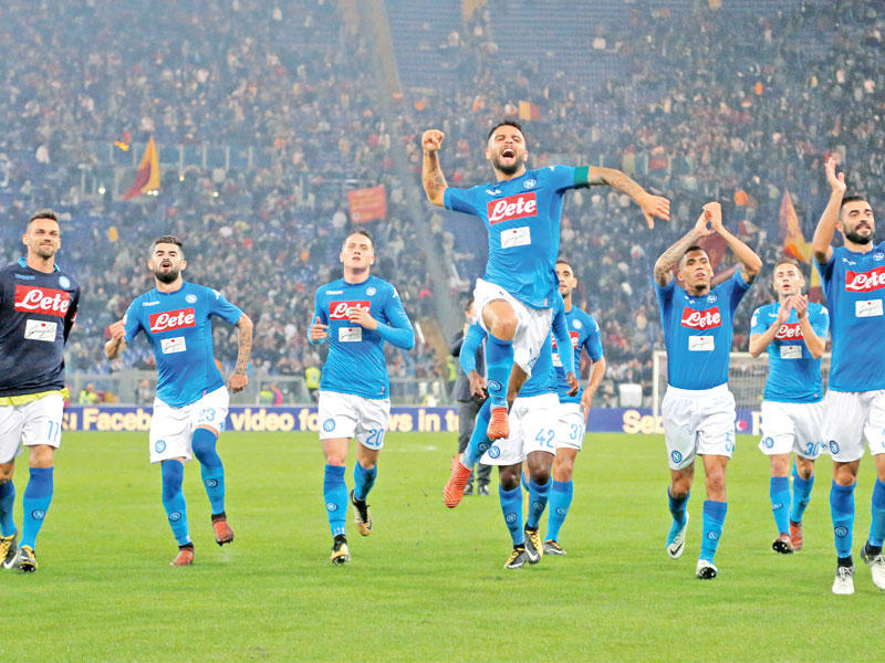 فرحة لاعبي نابولي بعد الفوز على روما