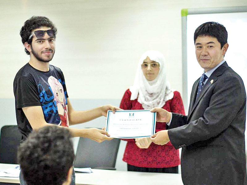 الملحق الثقافي يوزع شهادات الدورة على الطلبة