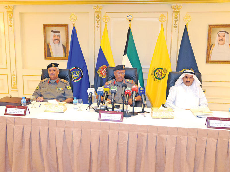 العنزي والعميري والجسار خلال المؤتمر الصحافي حول الخدمة العسكرية 