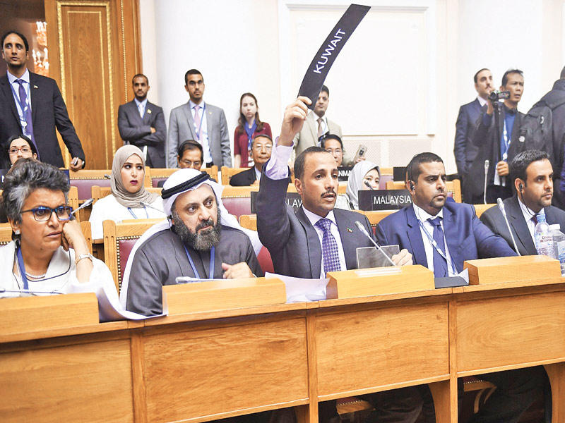 الغانم رافعاً «اسم الكويت» في مؤتمر الاتحاد البرلماني أمس