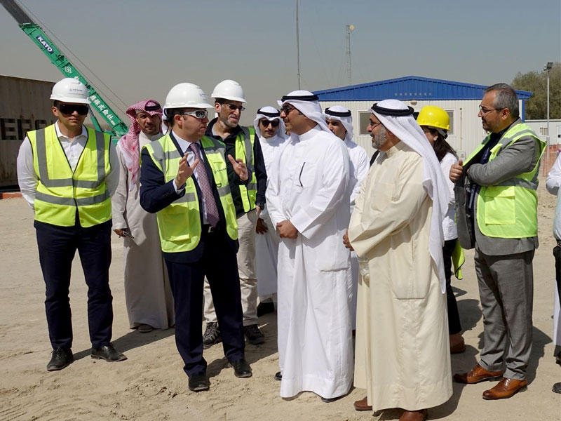 رئيس جهاز متابعة الاداء الحكومي الشيخ احمد مشعل الاحمد الجابر الصباح خلال زيارته مشروع مبنى الركاب المساند (تي فور) في مطار الكويت الدولي