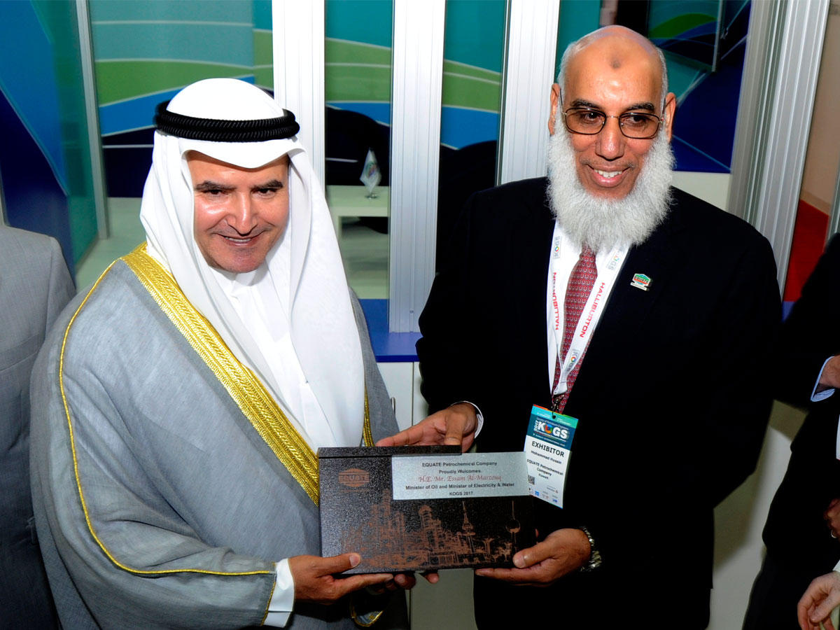 مع حسين في جناح «إيكويت»