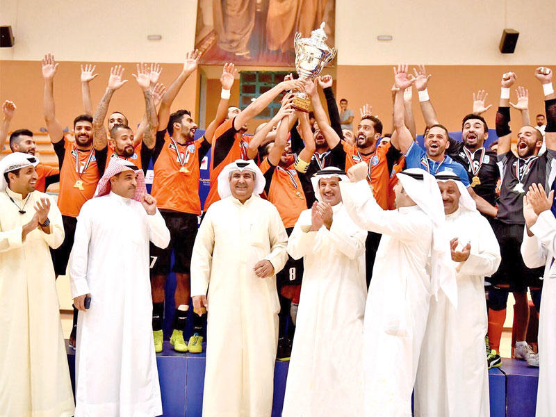 لاعبو كاظمة يرفعون كأس السوبر