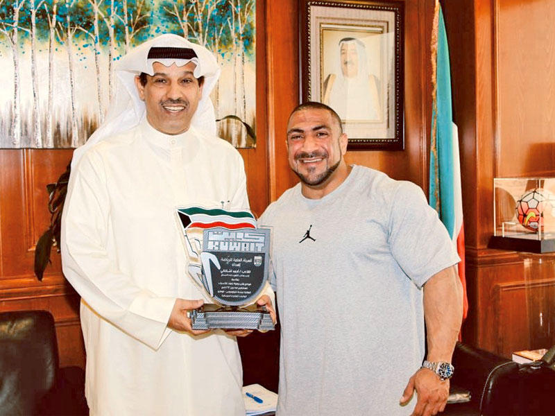 فليطح يتلقى درعاً تذكارية من أشكناني