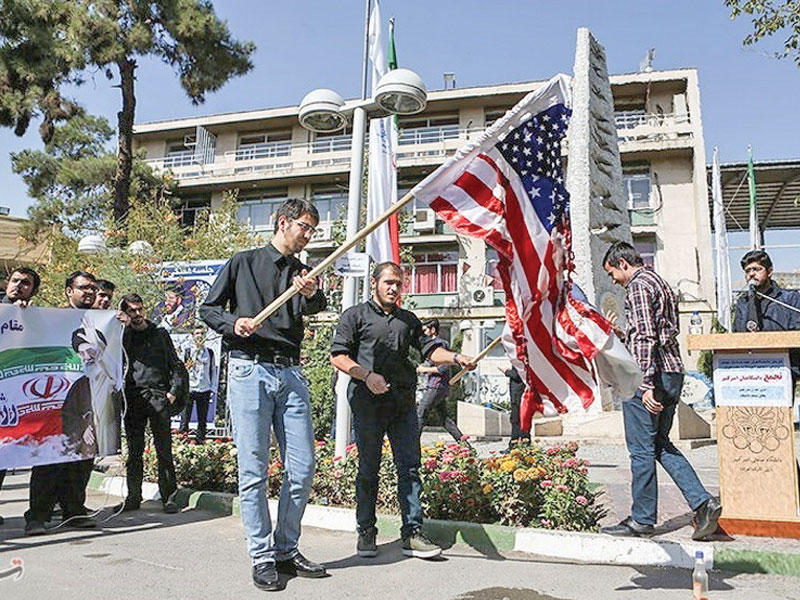 إيرانيون يحرقون علما أميركيا في طهران قبل يومين  (رويترز)