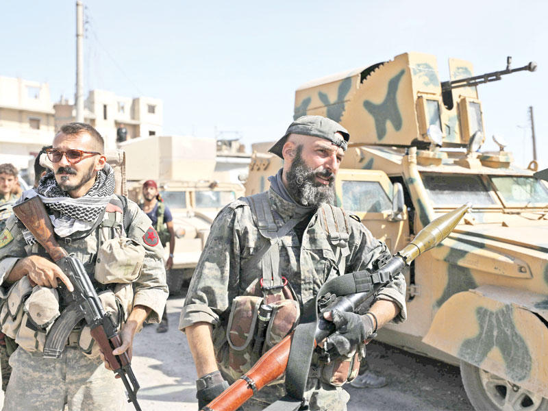 انتشار لمقاتلي «قسد» وسط الرقة أمس (رويترز)