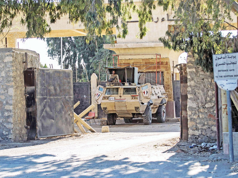 نقطة تفتيش مصرية في رفح على الحدود مع غزة أمس (أ ف ب)