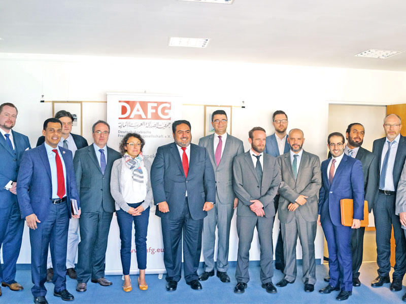 ثامر العلي يتوسط الحضور في الندوة