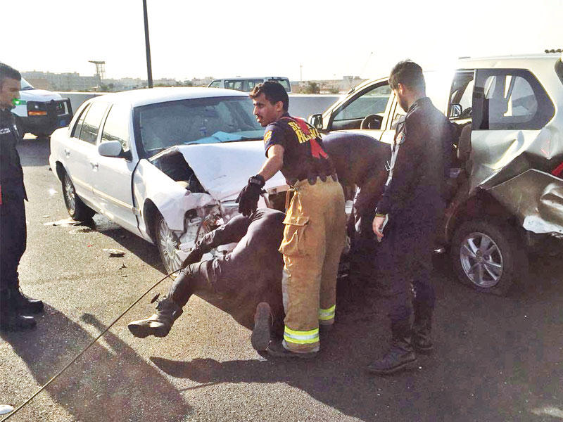 رجال الإطفاء يتعاملون مع الحادث