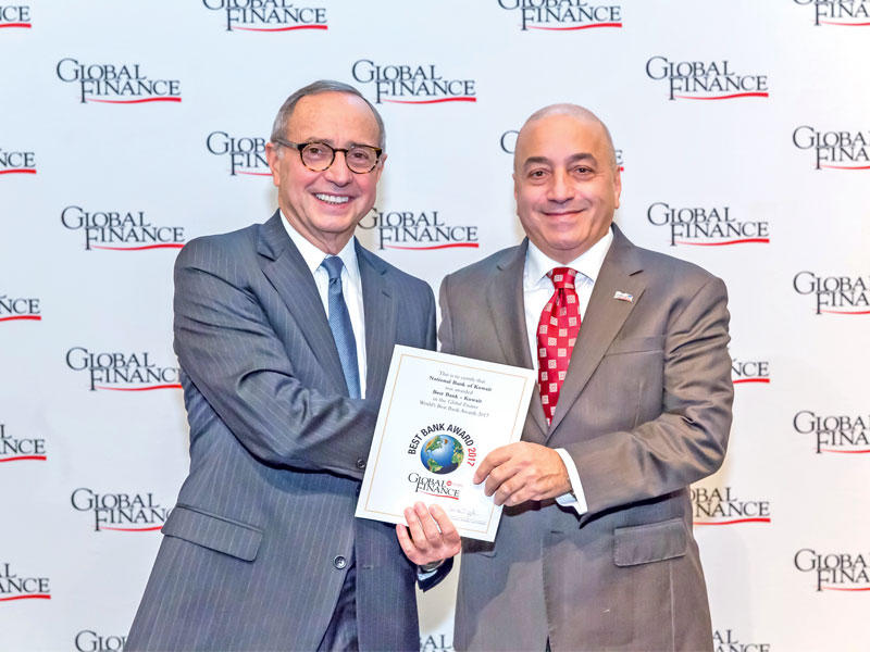 ريشاني يتسلم الجائزة