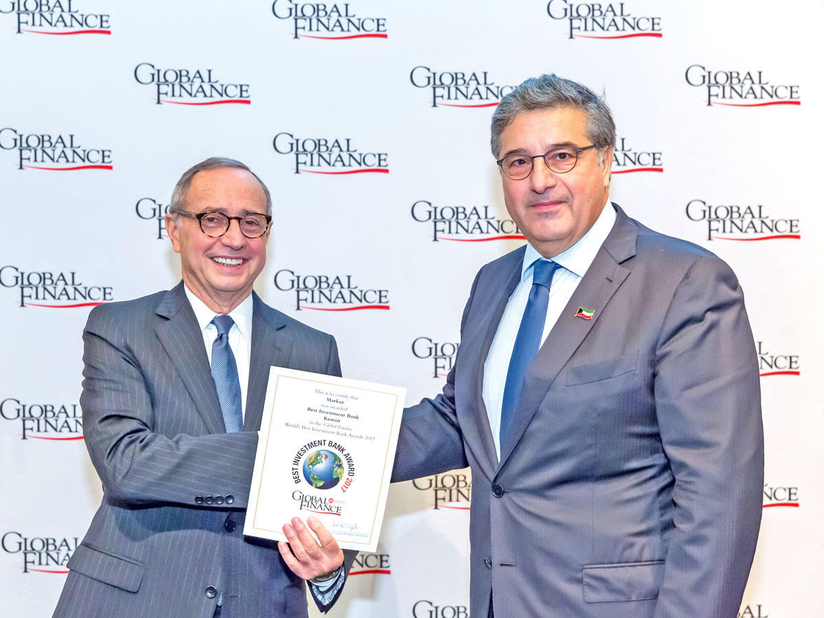 خليل متسلماً الجائزة