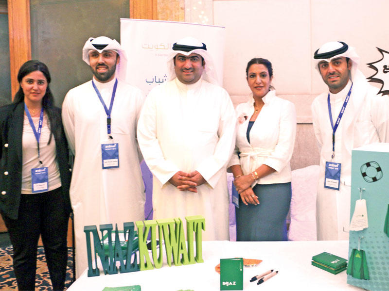 من اليمين: جابر أشكناني وليلى هلال المطيري وخالد الروضان وعادل صادق وعليا أبوالفتح