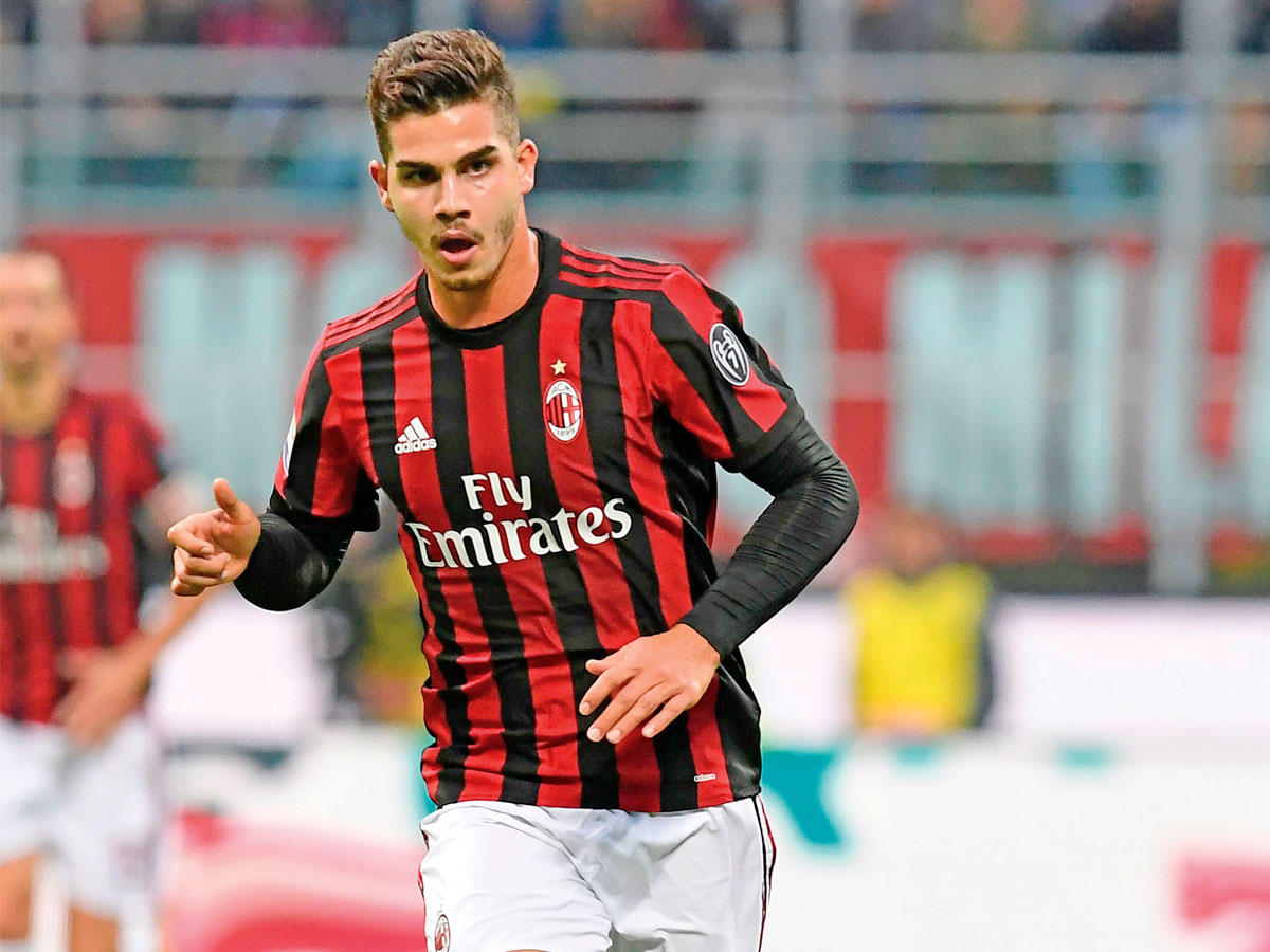 اللاعب البرتغالي أندريه سيلفا، مهاجم ميلان الإيطالي