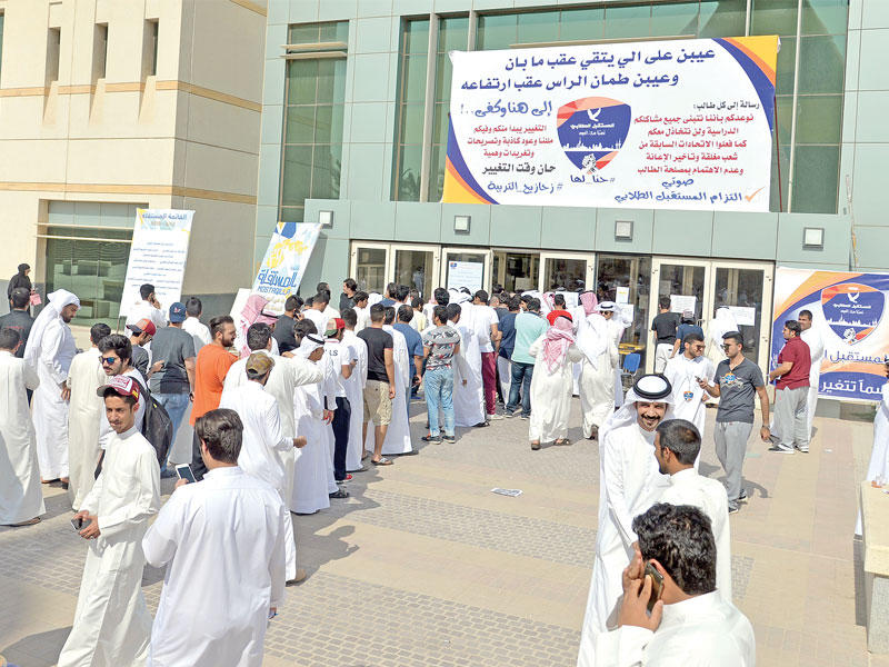 مشهد من انتخابات «التطبيقي» أمس الأول (تصوير عبدالله الخلف)