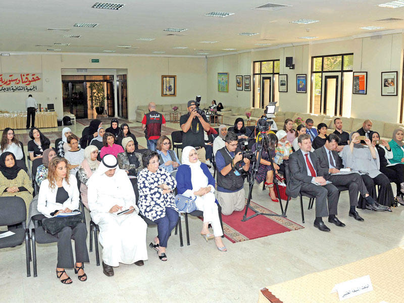 جانب من الحضور في مركز استماع للنساء المعنفات