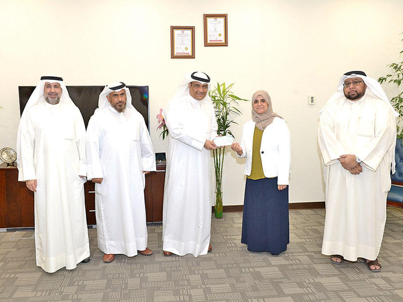 ممثل جمعية حطين يسلم زكاة الجمعية 