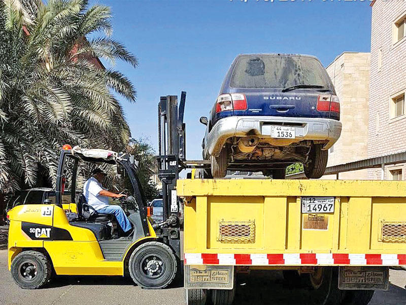 رفع إحدى السيارات