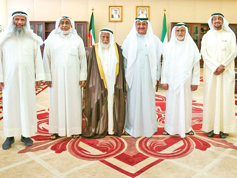 الكندري متوسطاً الرومي وأعضاء جمعية الإصلاح