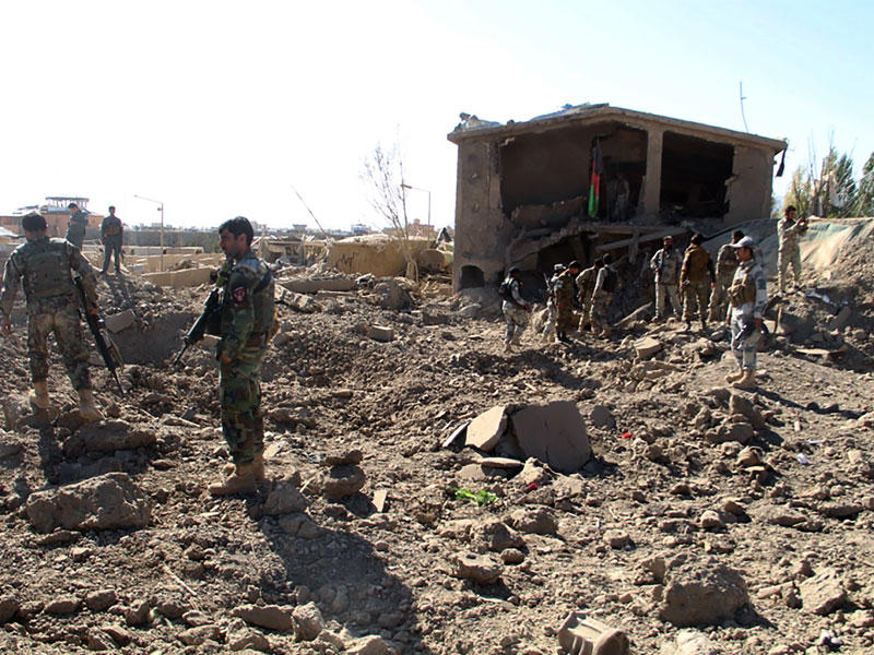 يسير افراد الامن الافغان فى موقع هجوم انتحارى فى مركز تدريب للشرطة فى جارديز عاصمة مقاطعة باكتيا