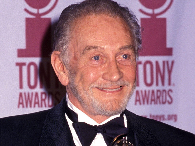 الممثل الإنكليزي الحاصل على جائزة الأوسكار روي دوتريس