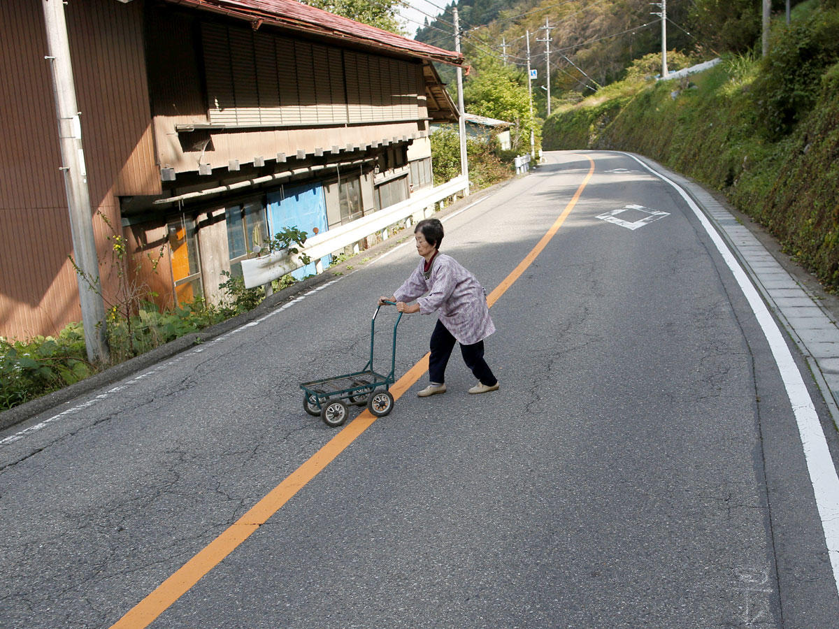 أحد السكان يمر عبر شارع في قرية نانموكو، شمال غرب طوكيو، اليابان