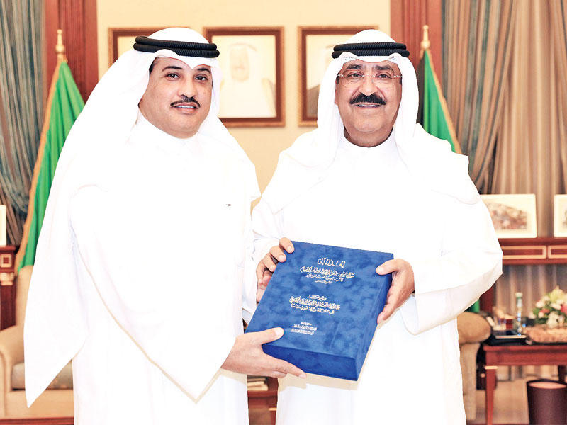 مشعل الأحمد يتسلم موسوعة مبادئ القضاء الإداري من الجلاوي