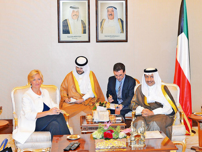 المبارك مستقبلاً وزيرة الدفاع الإيطالية 