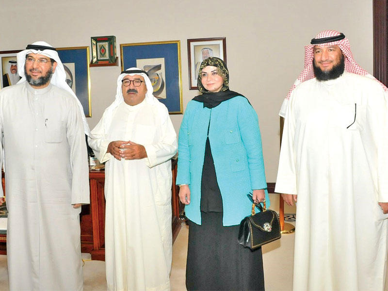 وزير الديوان مستقبلاً جمعية السلام 