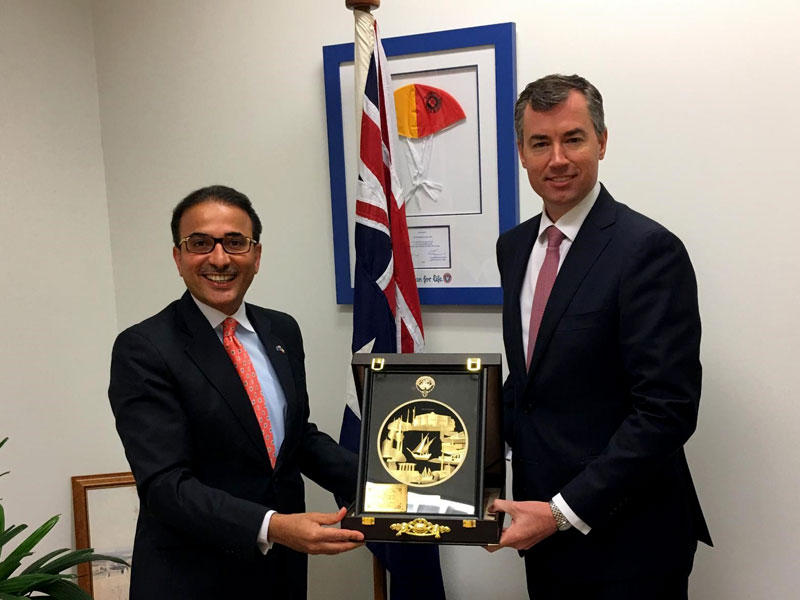 سفير دولة الكويت لدى أستراليا نجيب البدر يسلم وزير العدل الاسترالي ومساعد رئيس الوزراء لمكافحة الإرهاب ميشيل كينان