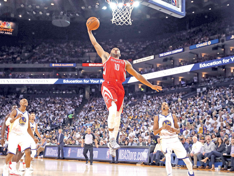 ايريك غوردون نجم هيوستن يسجل في سلة غولدن ستايت