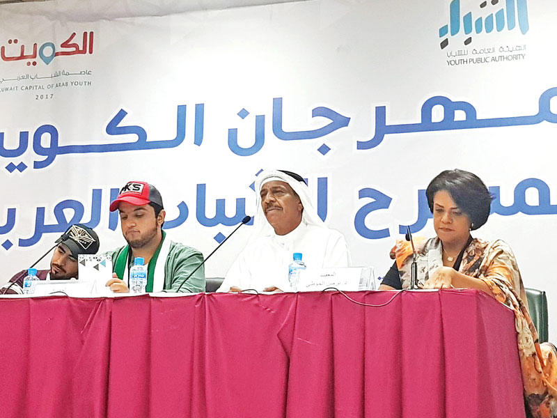 الحوطي والحداد والقحومي أثناء الندوة