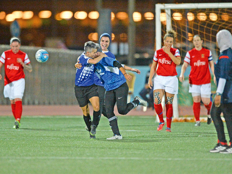 فرحة لاعبات منتخبنا الوطني بتسجيل الهدف الأول  ( تصوير نوفل إبراهيم)