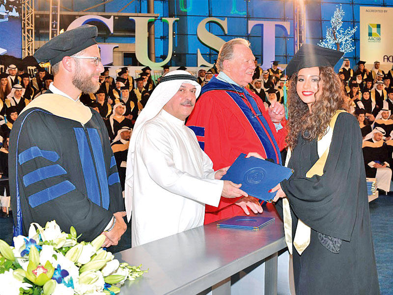 أبل يكرم إحدى الخريجات 