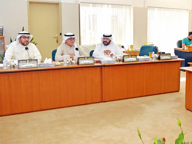 اللجنة خلال اجتماعها أمس (تصوير: عبدالله الخلف)n