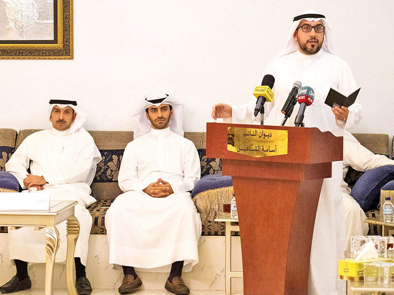 الشاهين متحدثاً في الندوة وبدا البابطين