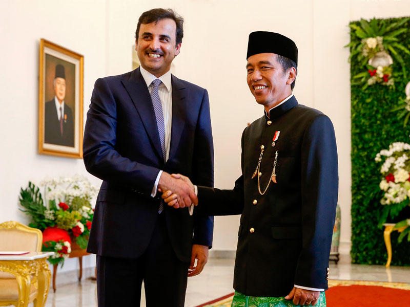 أمير قطر الشيخ تميم بن حمد آل ثاني مع الرئيس الإندونيسي جوكو ويدودو