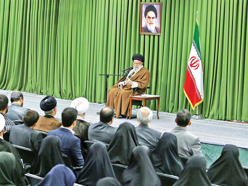خامنئي متحدثا أمام تجمع لطلاب في طهران أمس (ارنا)