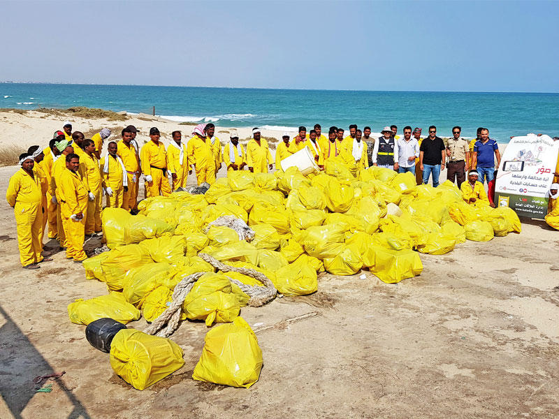 فريق الغوص خلال رفع المخلفات 