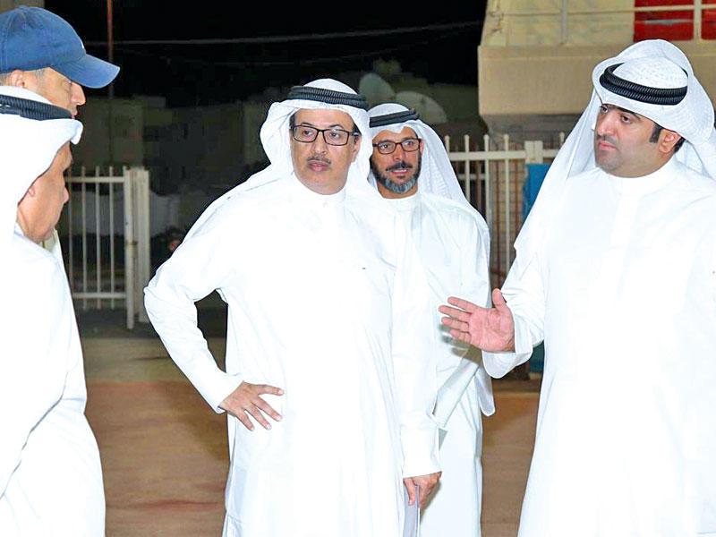 الروضان في أثناء زيارته لنادي الجهراء 