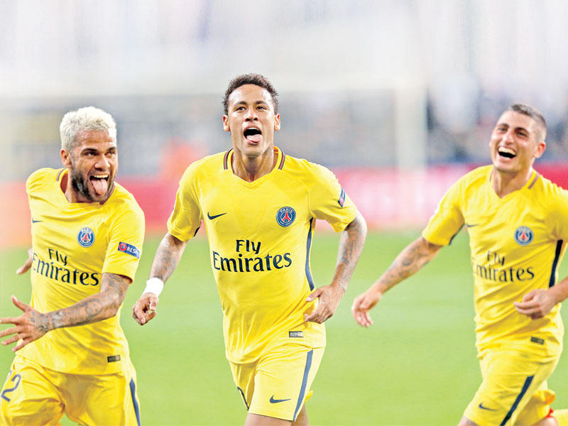 نيمار نجم سان جرمان يحتفل بهدفه في مرمى أندرلخت