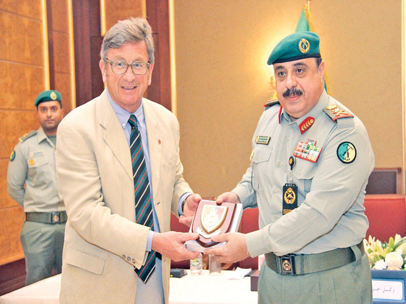 وكيل الحرس مكرماً أحد المشاركين بدورة سيكولوجية القائد