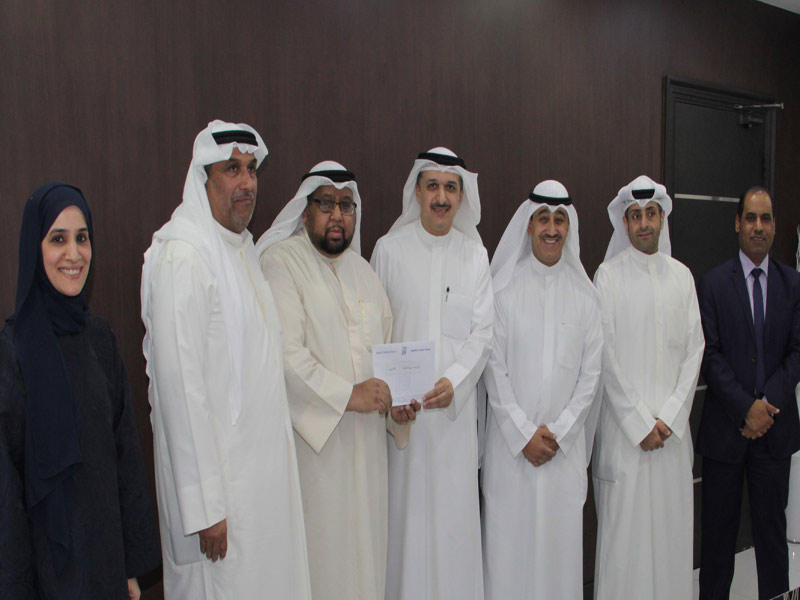 ممثل «بيت الزكاة» يتسلم الشيك الخاص بالزكاة