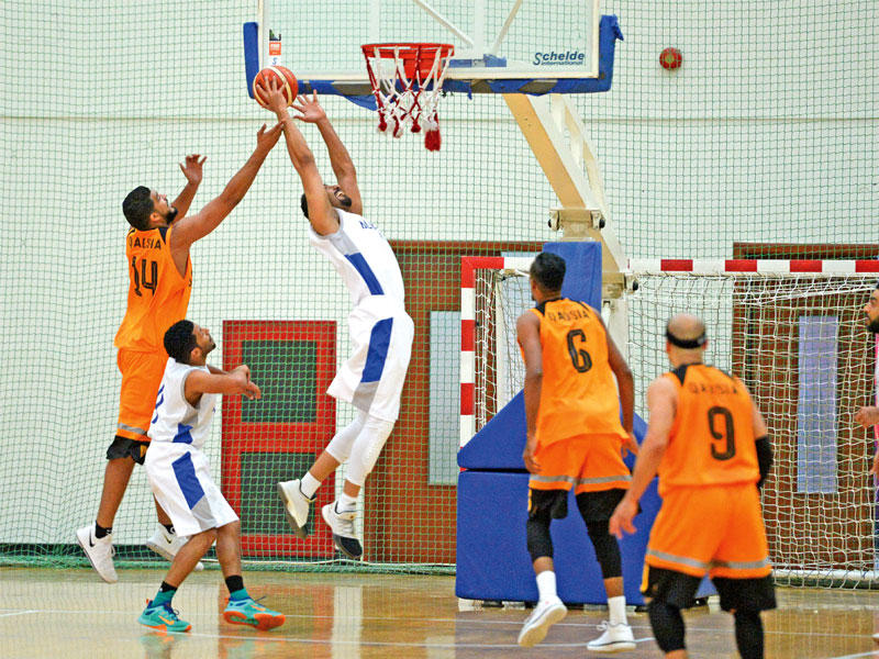 صراع تحت السلة للتسجيل  (تصوير نوفل إبراهيم) 