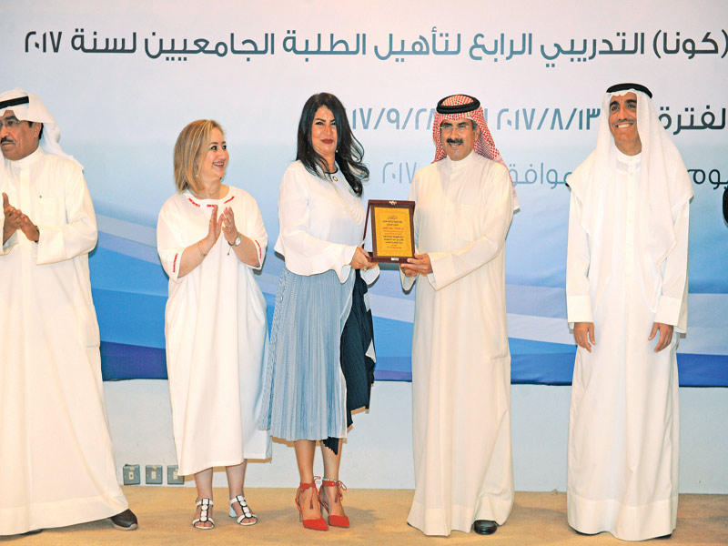 الدعيج مكرماً المشرفة على البرنامج حنان القيسي