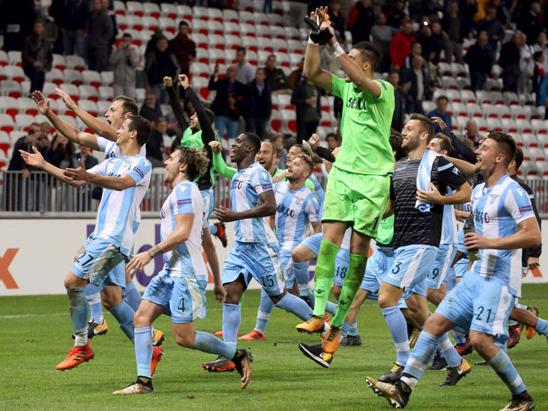 لاعبو لاتسيو يحتفلون بالفوز الثالث