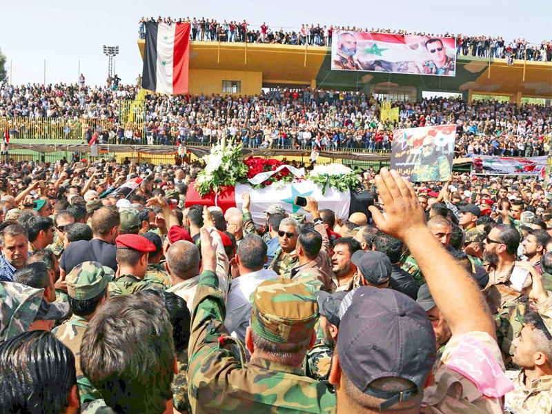 حشود تشيع جثمان العميد عصام زهر الدين في ملعب مدينة السويداء (أ ف ب)