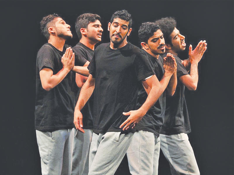 مشهد من عرض «لقمة عيش»