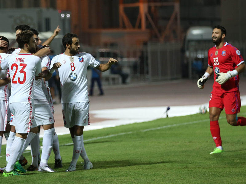 لاعبو الكويت يحتفلون بالهدف الثاني الذي أحرزه فابيانو